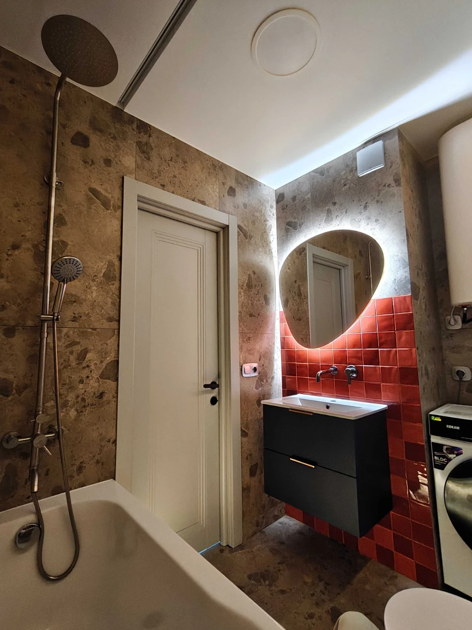 "Euro-two-room apartment" with custom renovation in a new building with generator