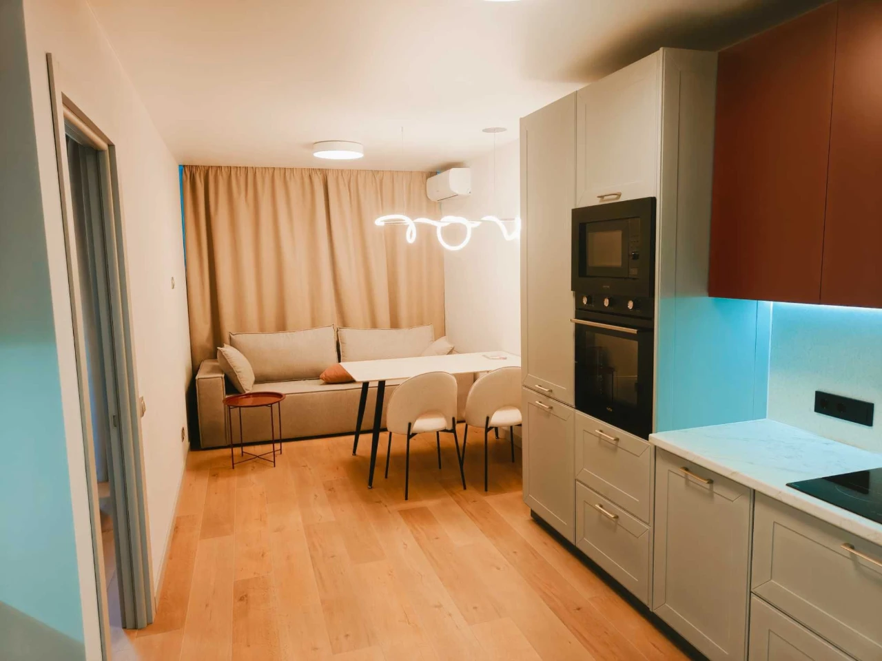 "Euro-two-room apartment" with custom renovation in a new building with generator