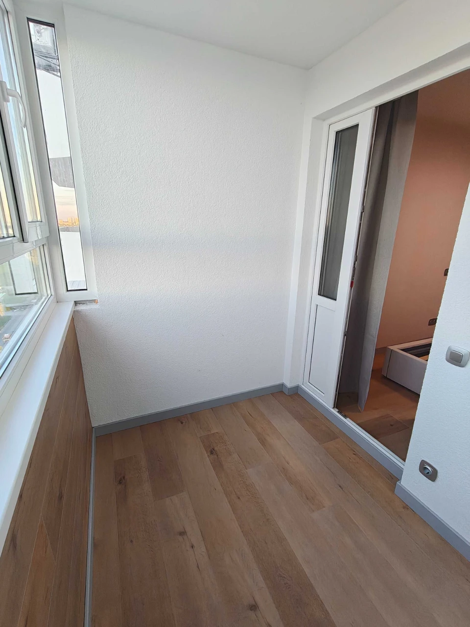 "Euro-two-room apartment" with custom renovation in a new building with generator