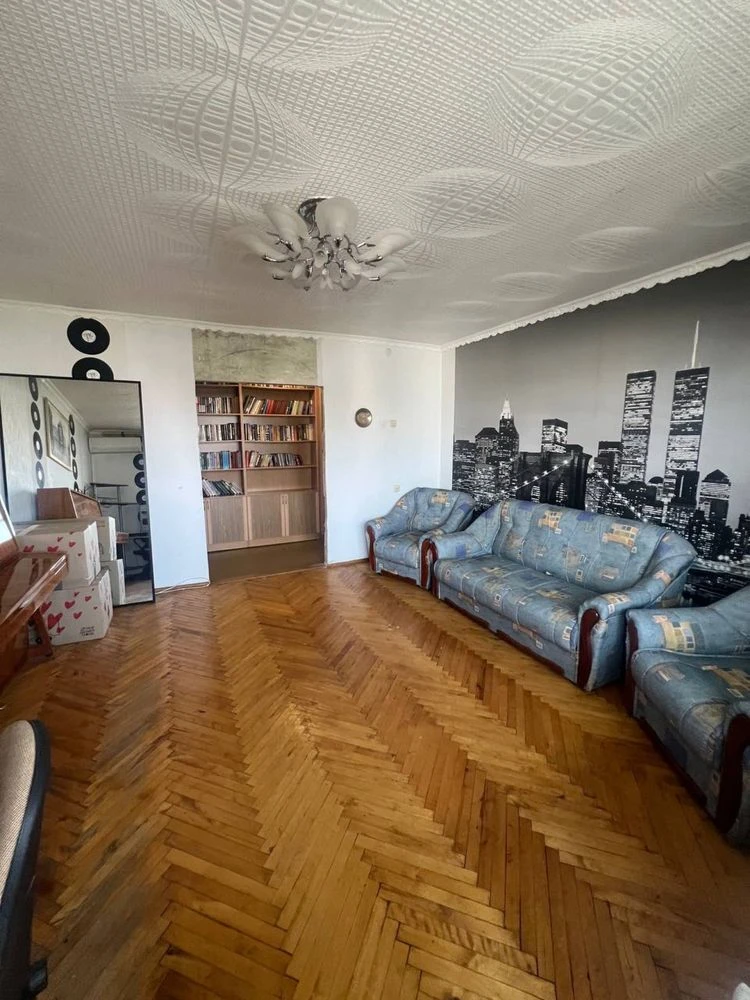 Продається 3-кімнатна квартира, вулиця Незалежності, 12, 56000 у.о. Без комісії