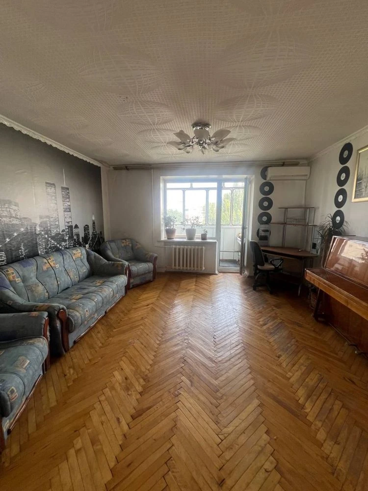 Продається 3-кімнатна квартира, вулиця Незалежності, 12, 56000 у.о. Без комісії
