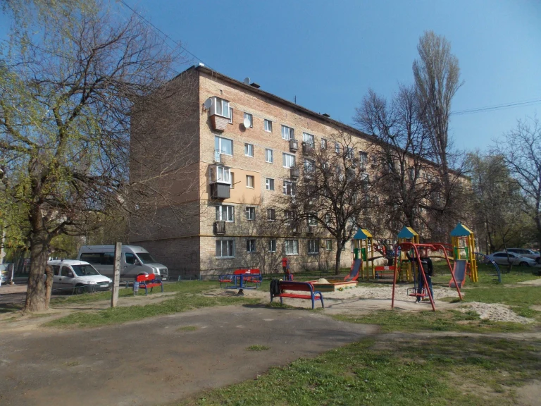 Продам 1-кімнатну квартиру (28,1) в Броварах/центр