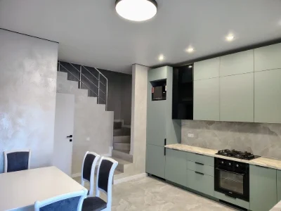 Sale of townhouse with renovation. 10 minutes from the center