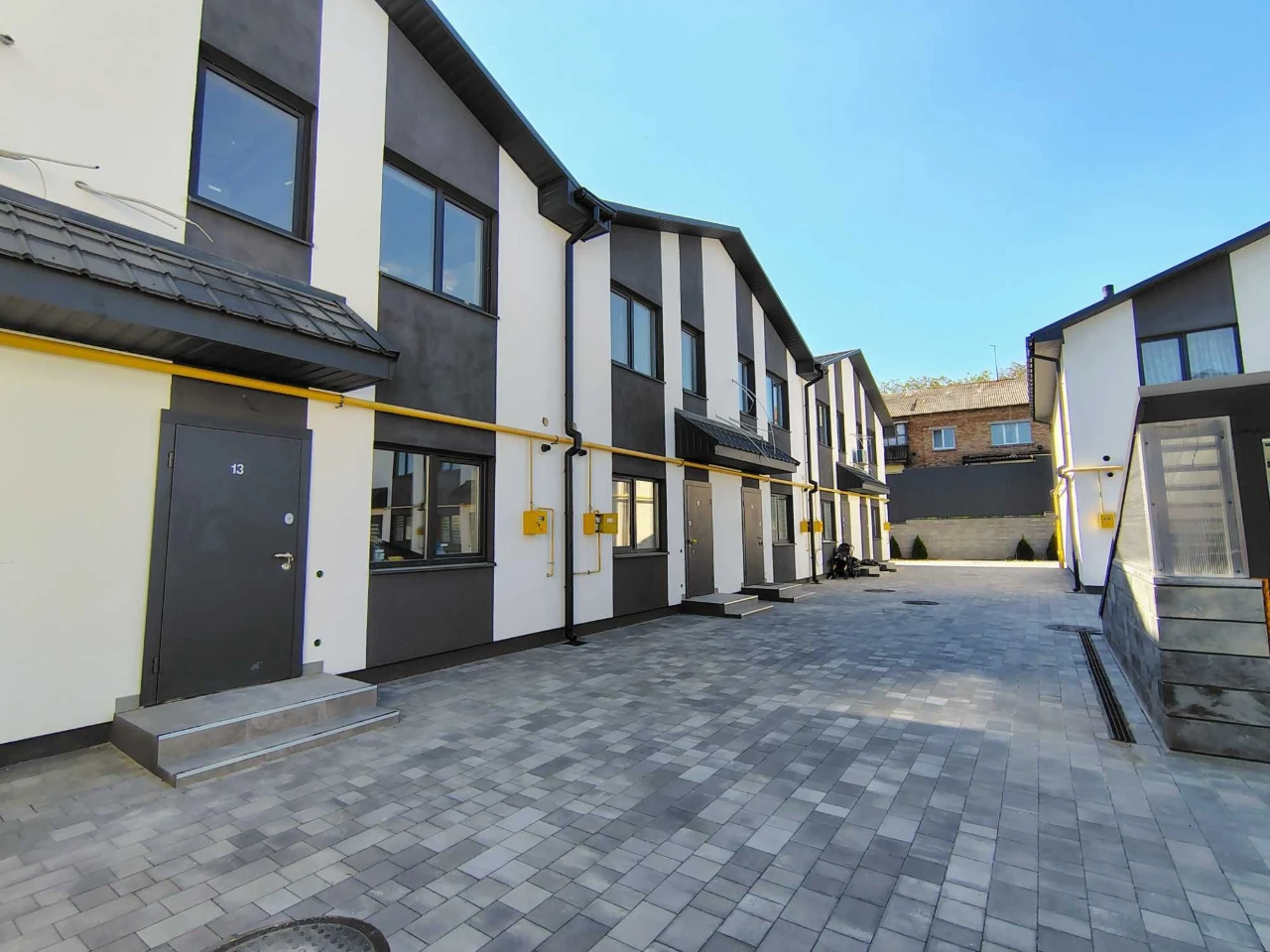Sale of townhouse with renovation. 10 minutes from the center