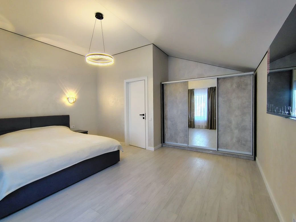 Sale of townhouse with renovation. 10 minutes from the center