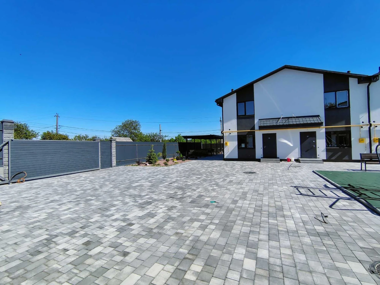 Sale of townhouse with renovation. 10 minutes from the center