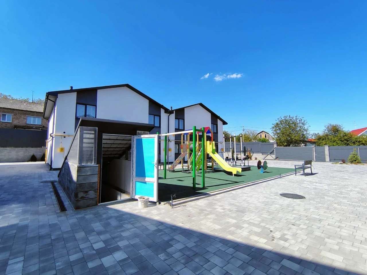 Sale of townhouse with renovation. 10 minutes from the center