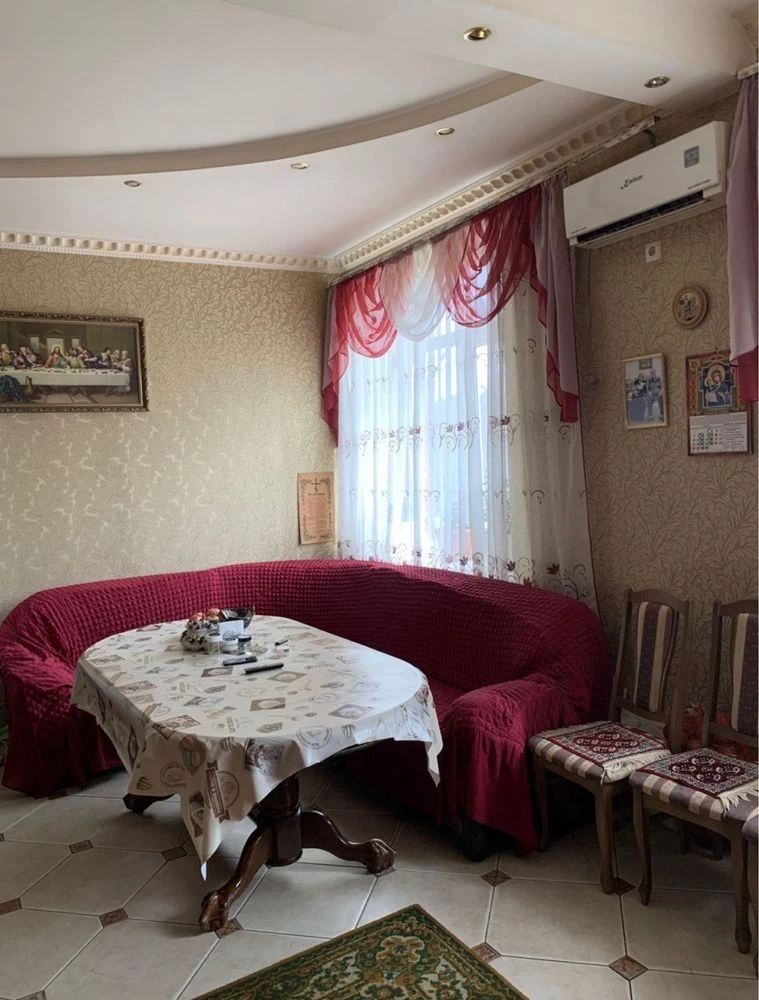 Продам квартру 4-х комнат Васильков