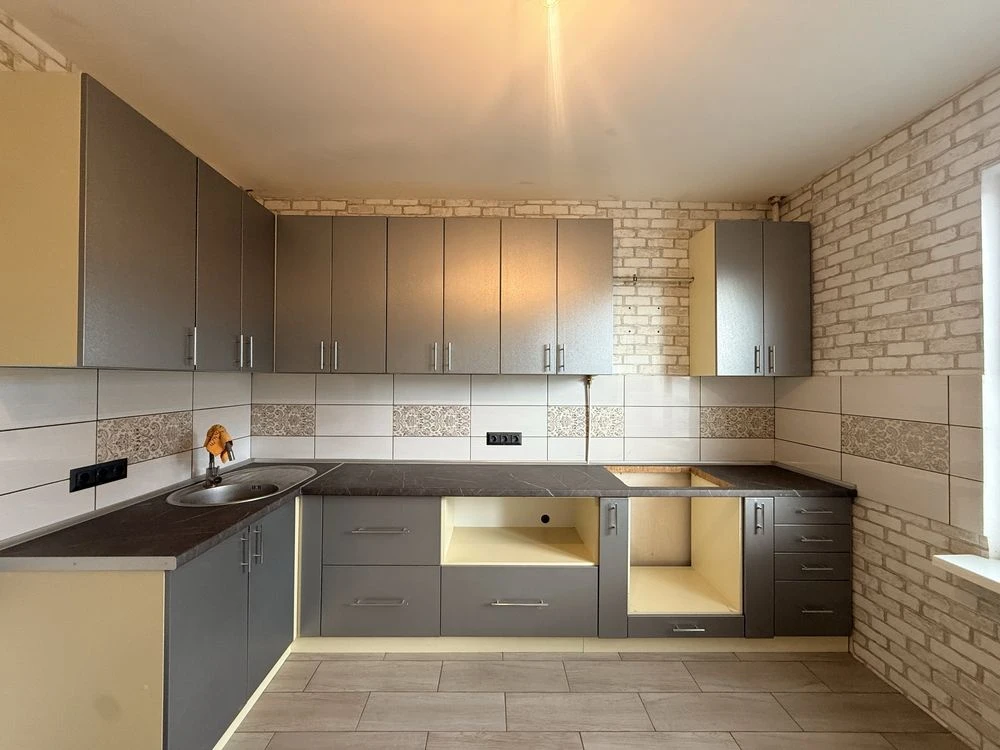 Sale of a four-room apartment. Oschadbank.