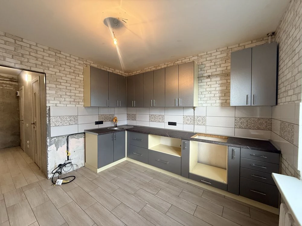 Sale of a four-room apartment. Oschadbank.