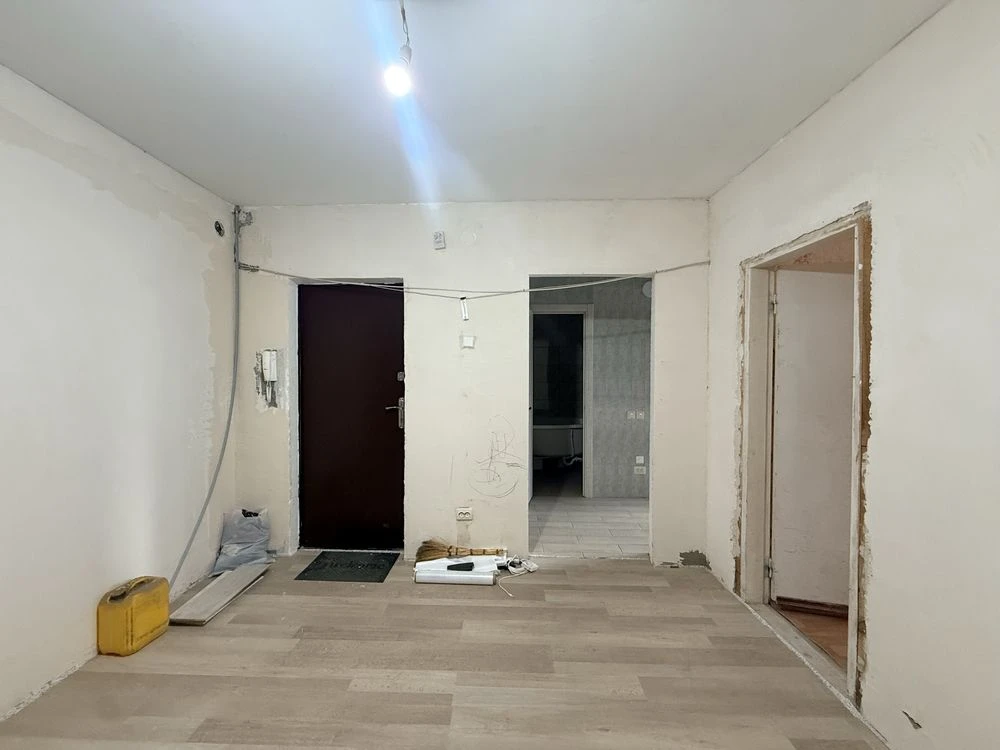 Sale of a four-room apartment. Oschadbank.