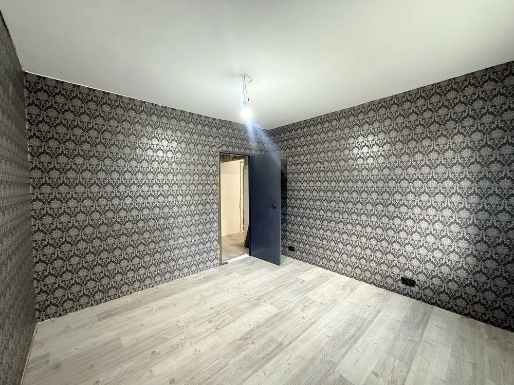 Sale of a four-room apartment. Oschadbank.