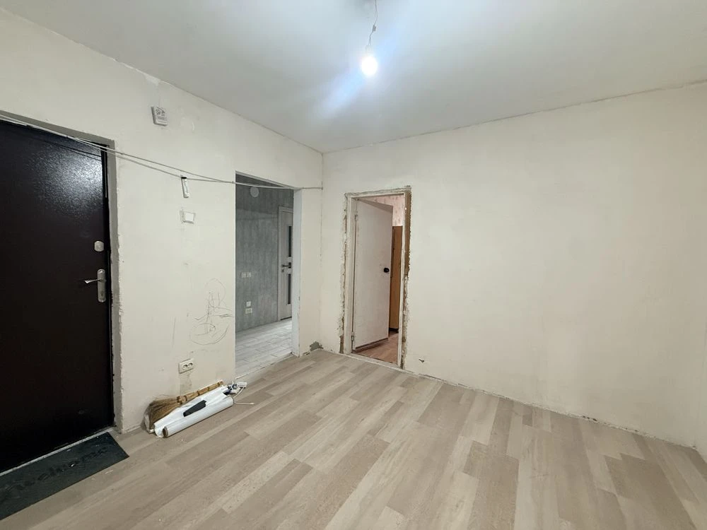 Sale of a four-room apartment. Oschadbank.