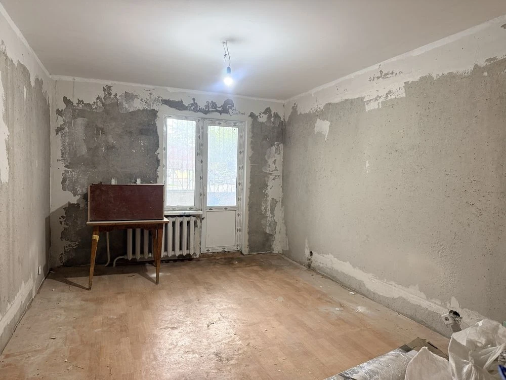 Sale of a four-room apartment. Oschadbank.