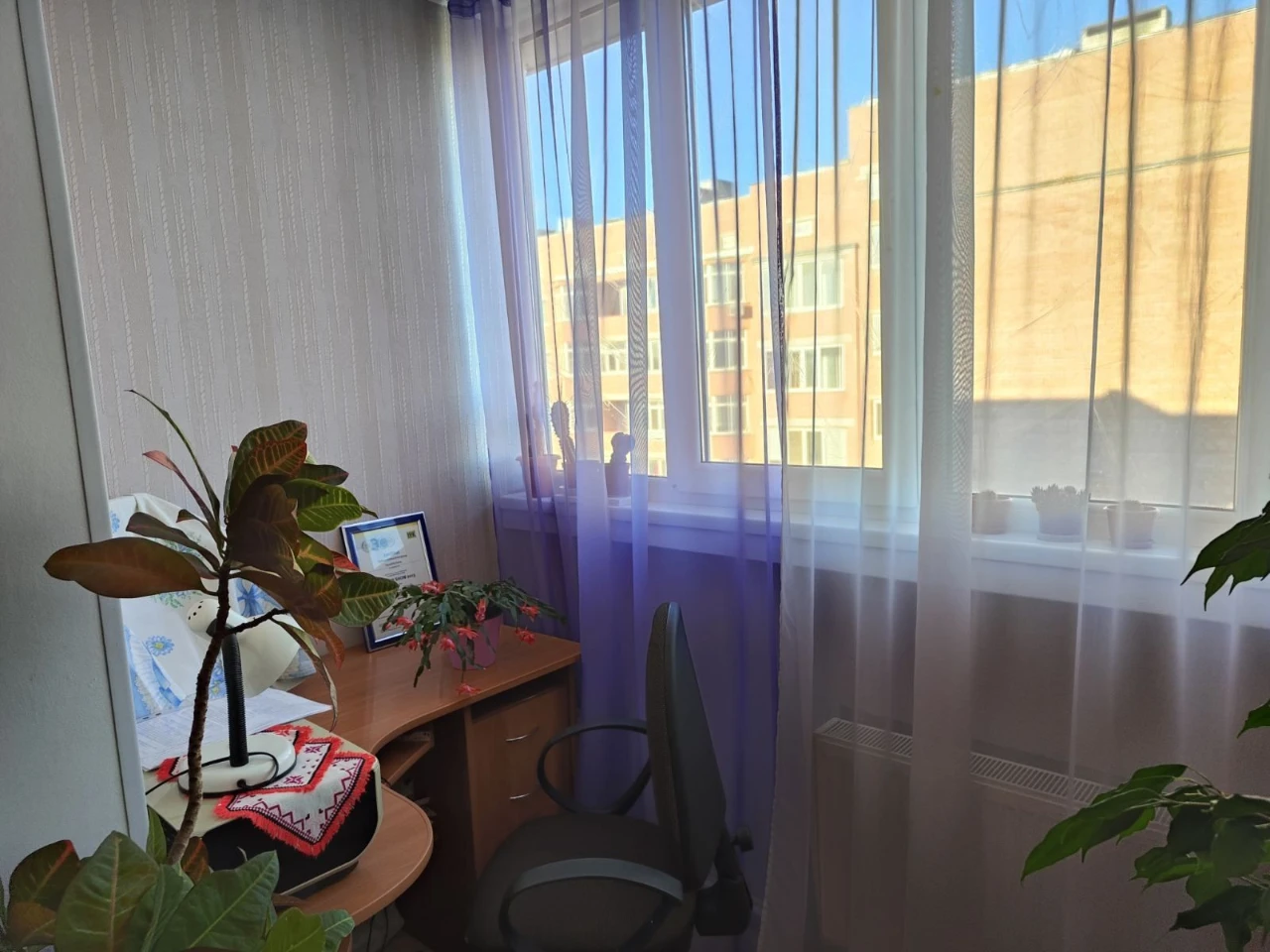 Продається трикімнатна квартира з індивідуальною  на Сонячно