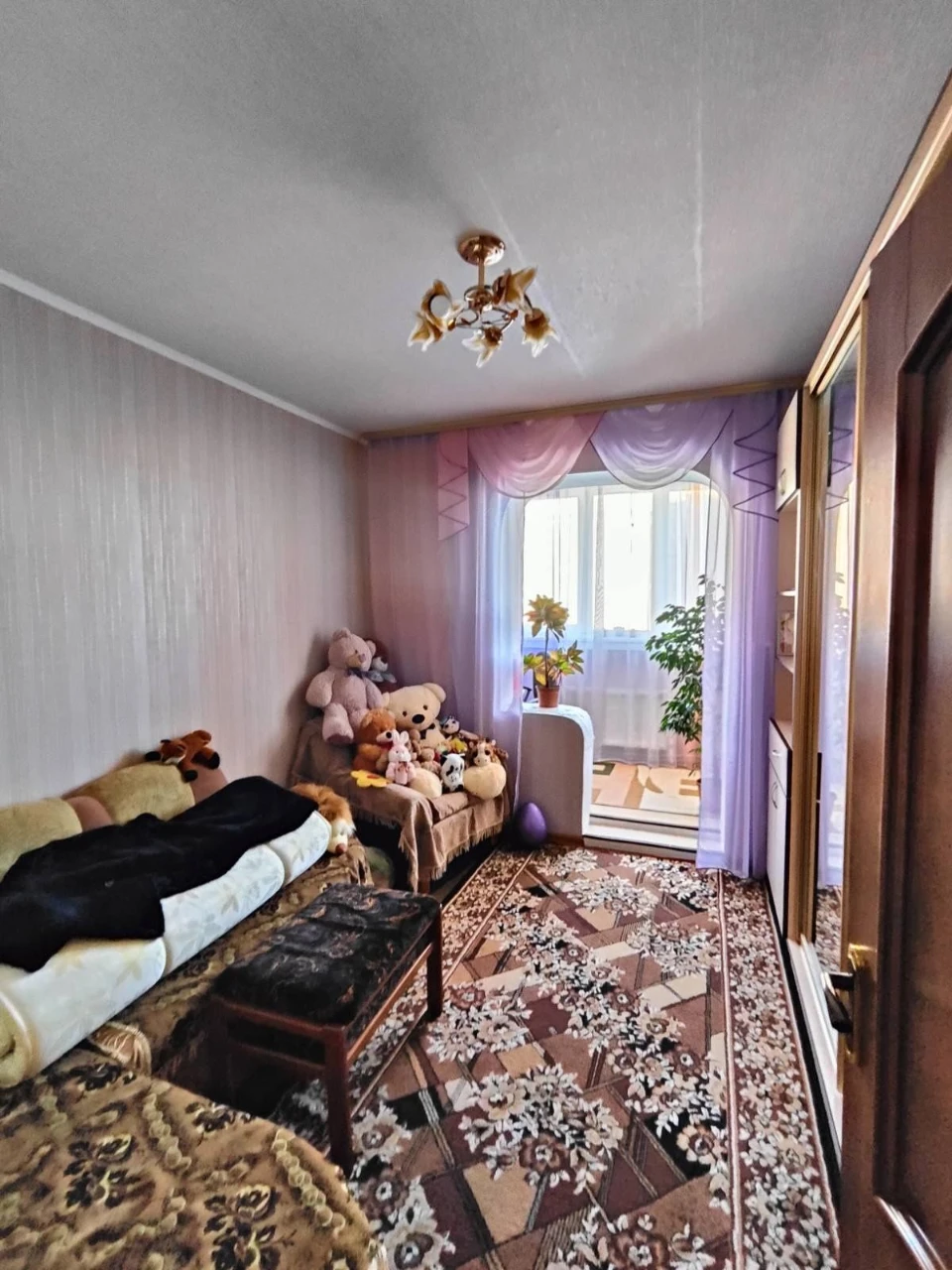 Продається трикімнатна квартира з індивідуальною  на Сонячно