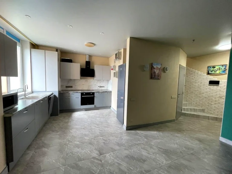 Продаж 4-кімнатній квартири 122 м² на 10-11 поверсі