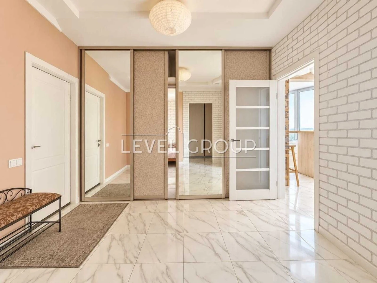 Sale of a modern 2-bedroom apartment in the "Yaroslavychi-2" residential complex, Vys