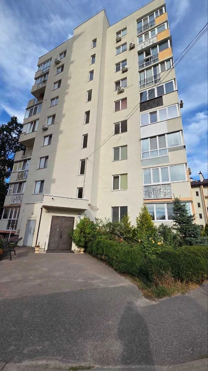Sale of a three-room apartment with individual heating in the city of V