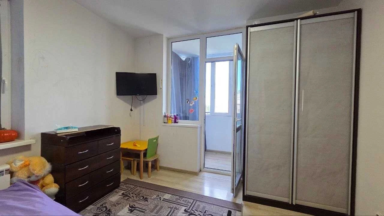 Sale of a three-room apartment with individual heating in the city of V