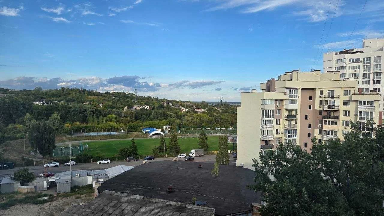 Sale of a three-room apartment with individual heating in the city of V
