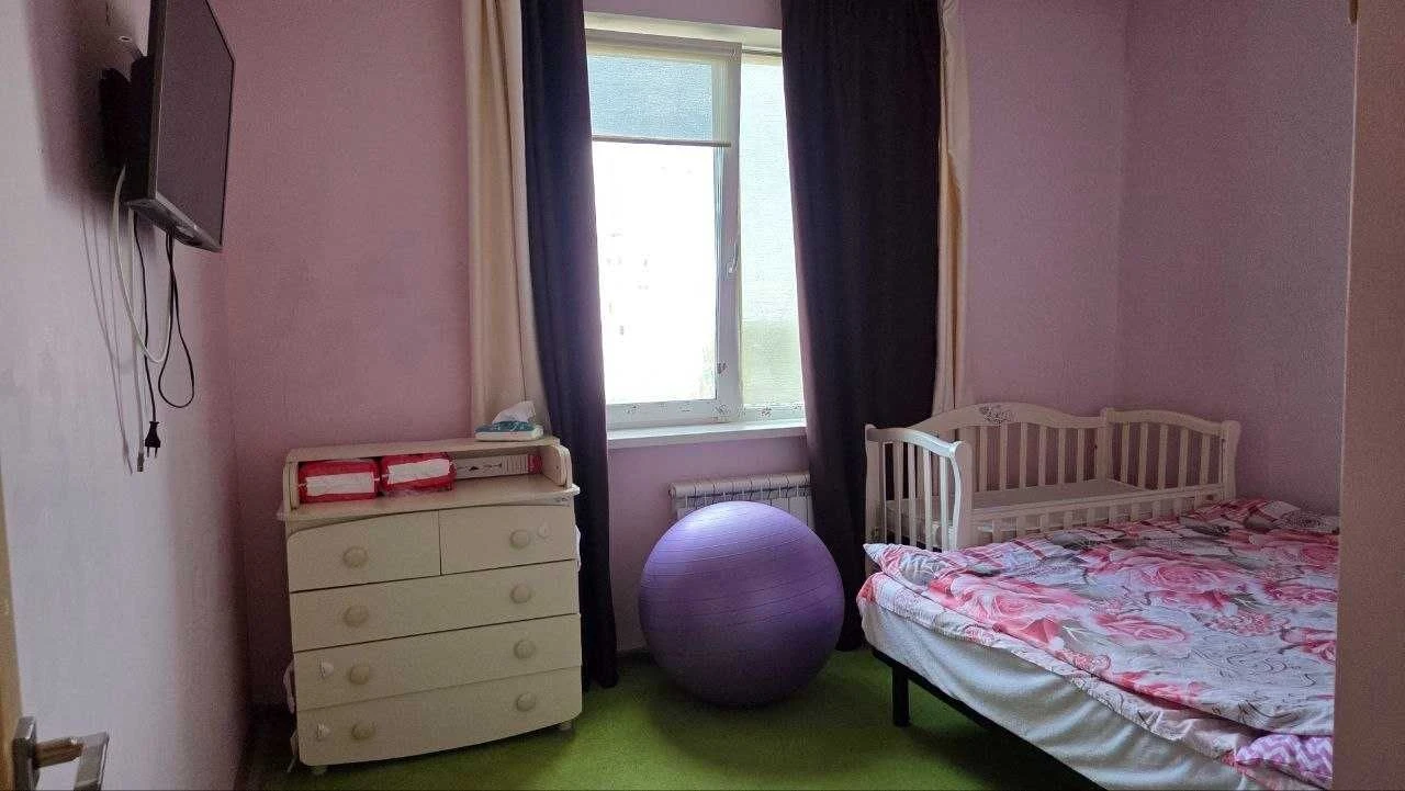 Sale of a three-room apartment with individual heating in the city of V