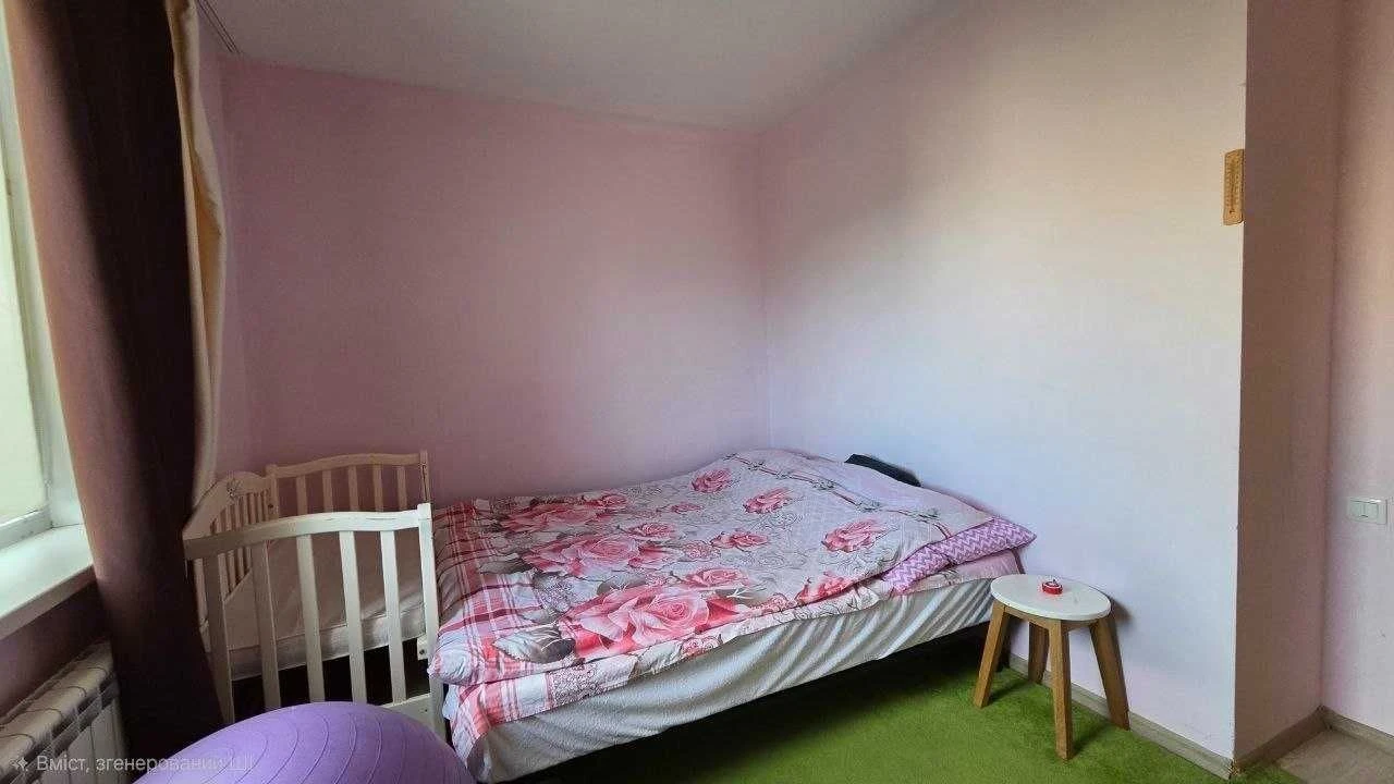 Sale of a three-room apartment with individual heating in the city of V