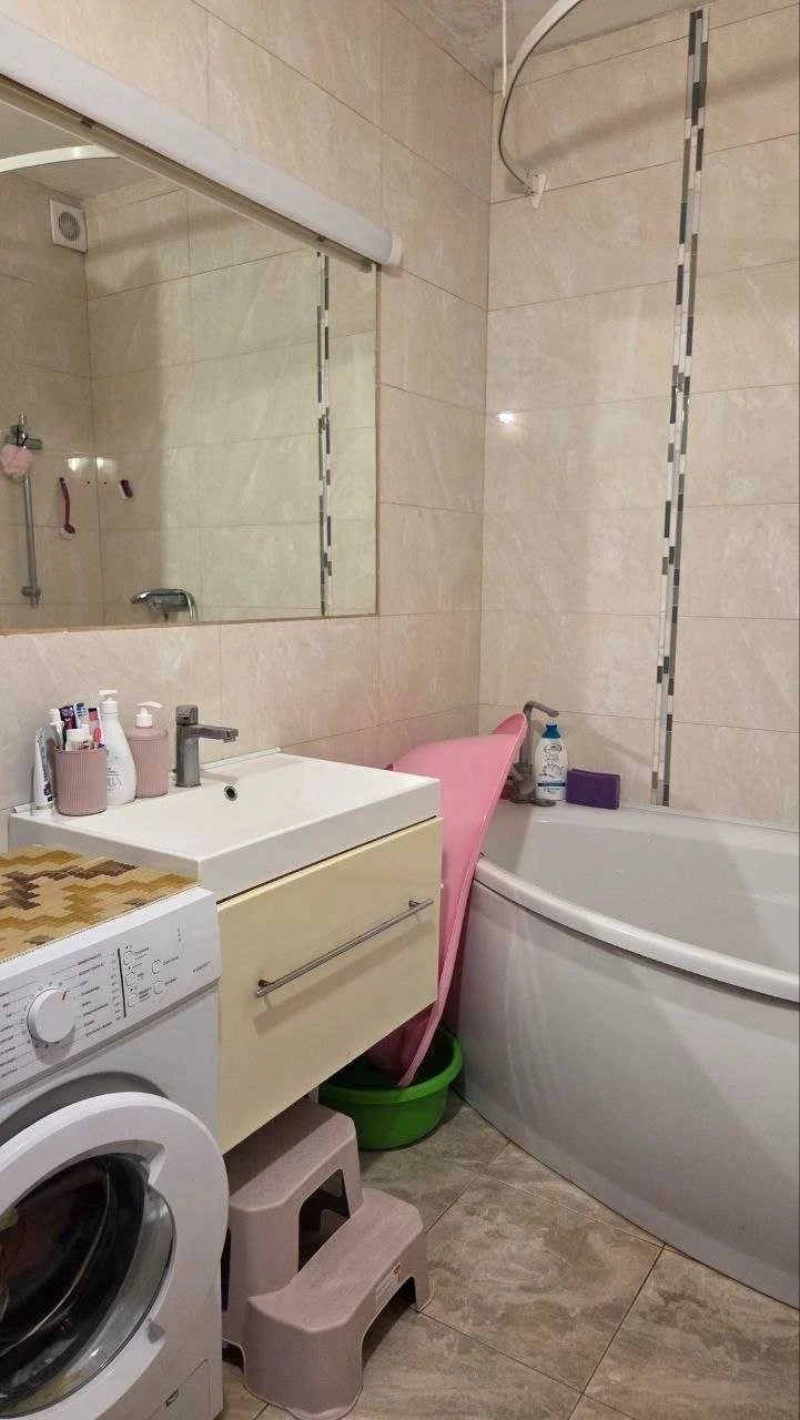 Sale of a three-room apartment with individual heating in the city of V