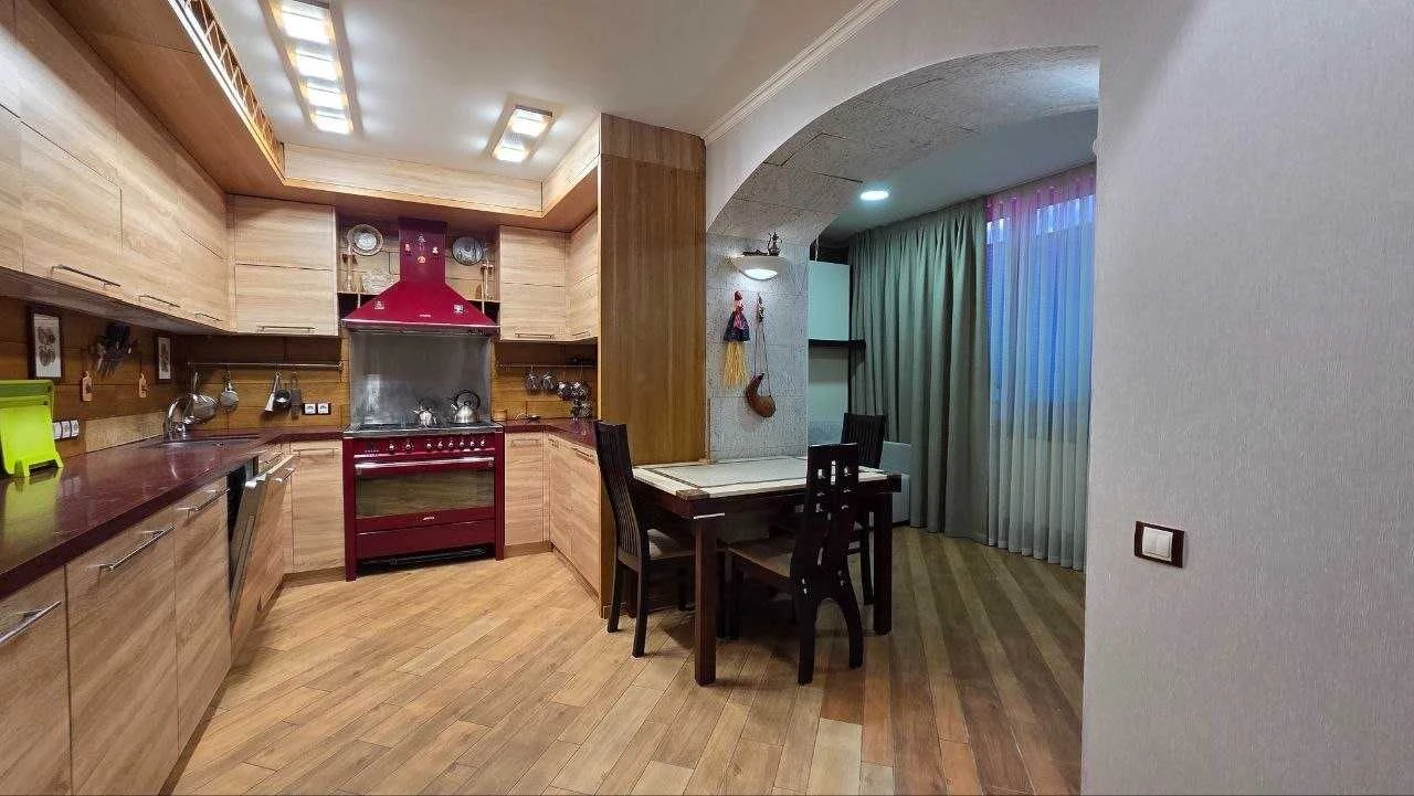 Two-bedroom apartment for sale, 91.8 sq.m. with renovation in the center