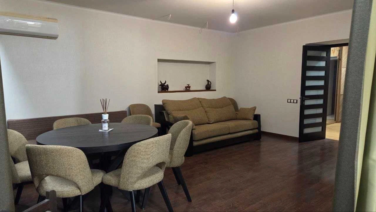 Two-bedroom apartment for sale, 91.8 sq.m. with renovation in the center