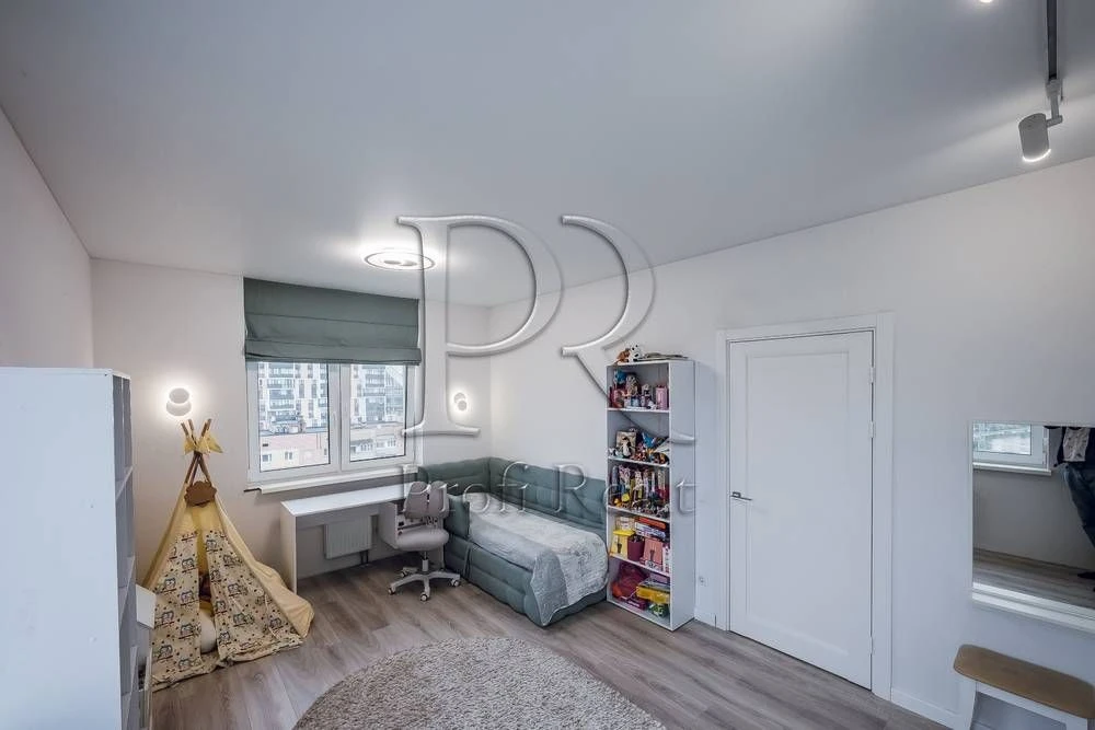 Без комиссии! Продается четырехкомнатная квартира на двух уровнях по адресу