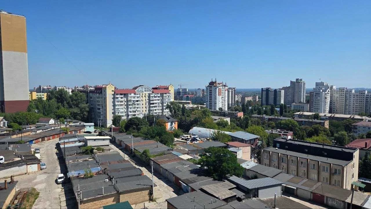 Spacious 3-bedroom apartment for sale in Vyshorod, вул. Ку