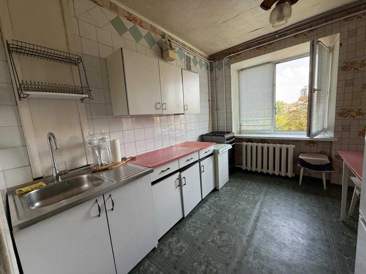 Kyiv, Vasyl Mazepa Avenue. City Center. 3-room apartment.