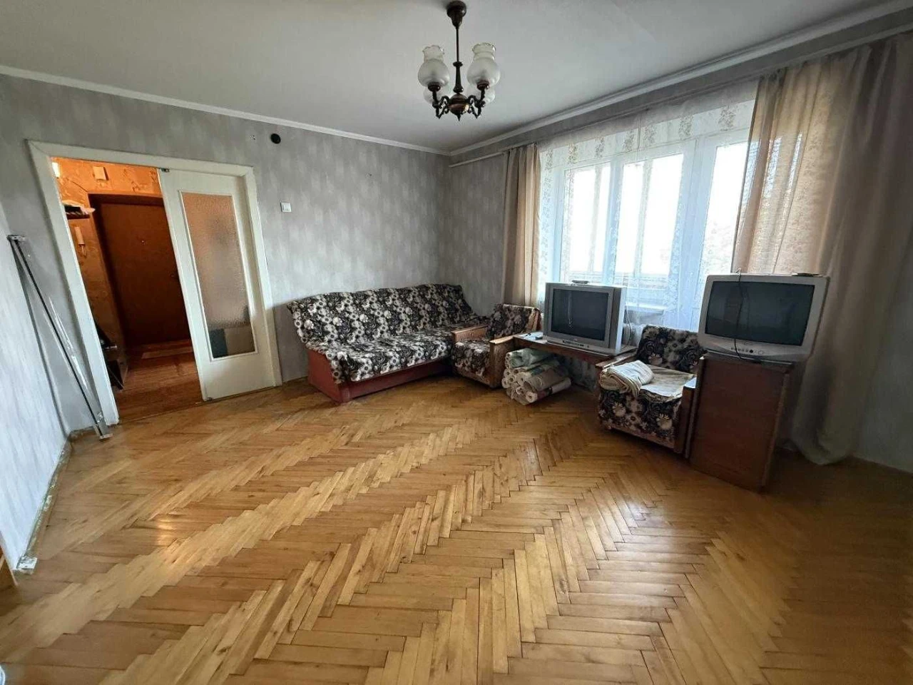 Kyiv, Vasyl Mazepa Avenue. City Center. 3-room apartment.