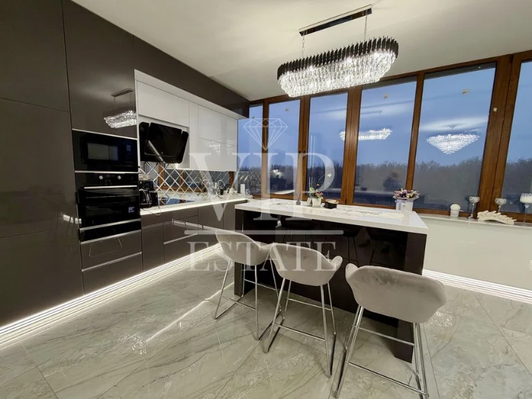 For sale 4-room apartment 137 sq.m. on the 8th floor of the 16th floor in the elite residential complex White Elephant Pr.