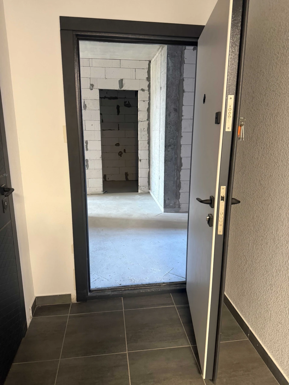 Two-bedroom apartment for sale. Keys immediately. Building is completed.
