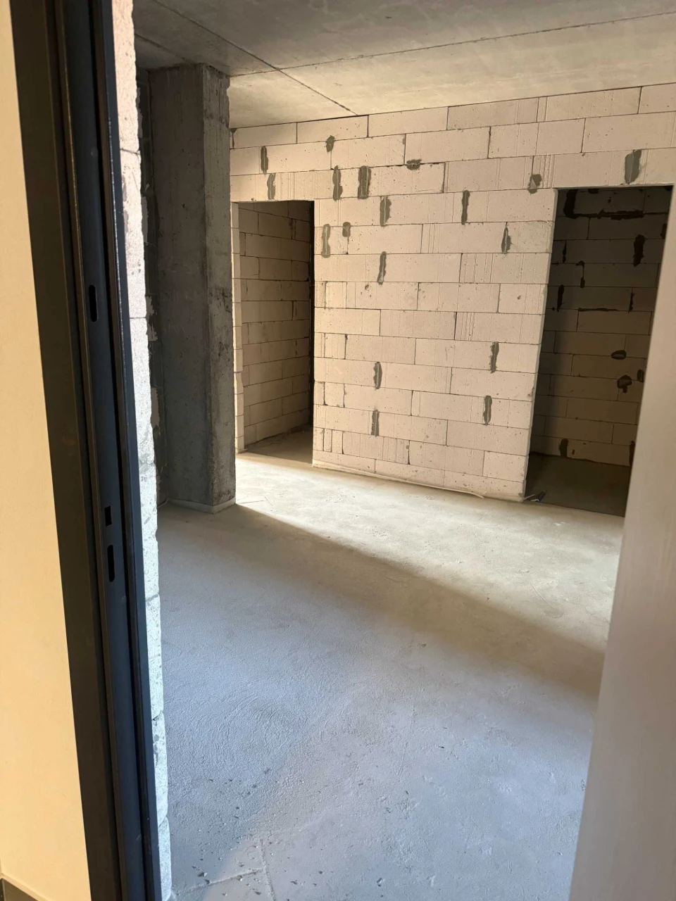 Two-bedroom apartment for sale. Keys immediately. Building is completed.