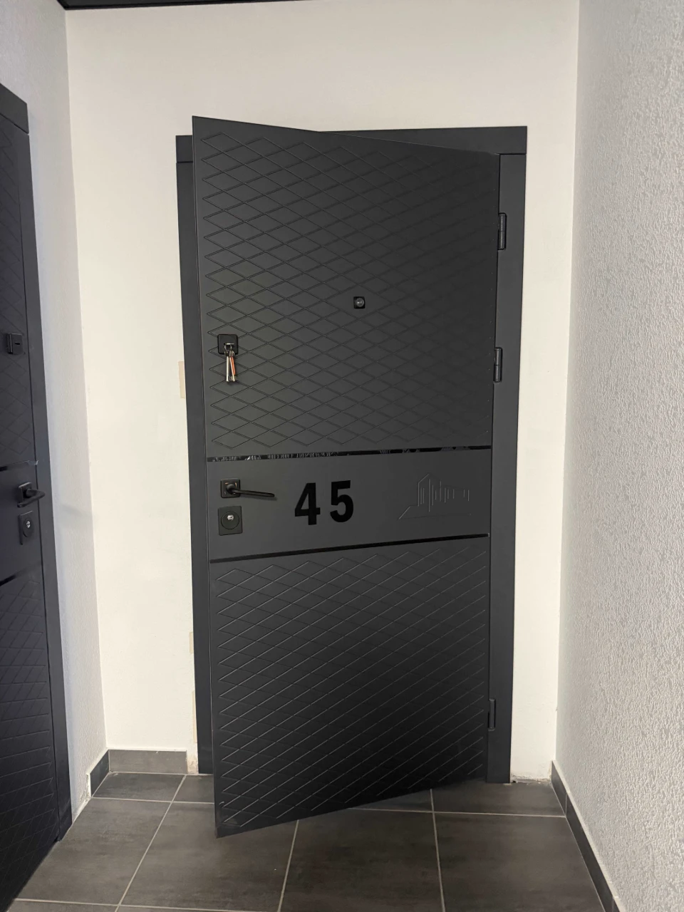 Two-bedroom apartment for sale. Keys immediately. Building is completed.