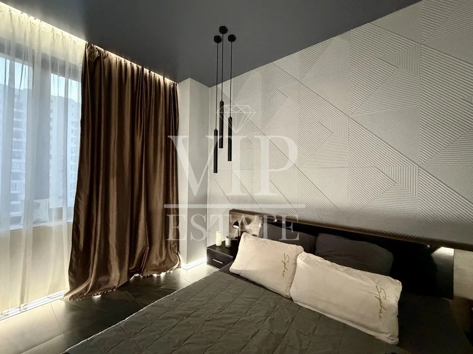 For sale 4-room apartment 137 sq.m. on the 8th floor of the 16th floor in the elite residential complex White Elephant Pr.