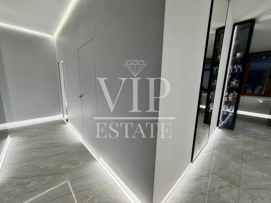 For sale 4-room apartment 137 sq.m. on the 8th floor of the 16th floor in the elite residential complex White Elephant Pr.