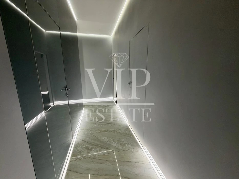For sale 4-room apartment 137 sq.m. on the 8th floor of the 16th floor in the elite residential complex White Elephant Pr.