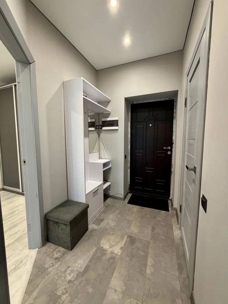 No Commission! Beautiful ONE-ROOM Apartment with Good Renovation