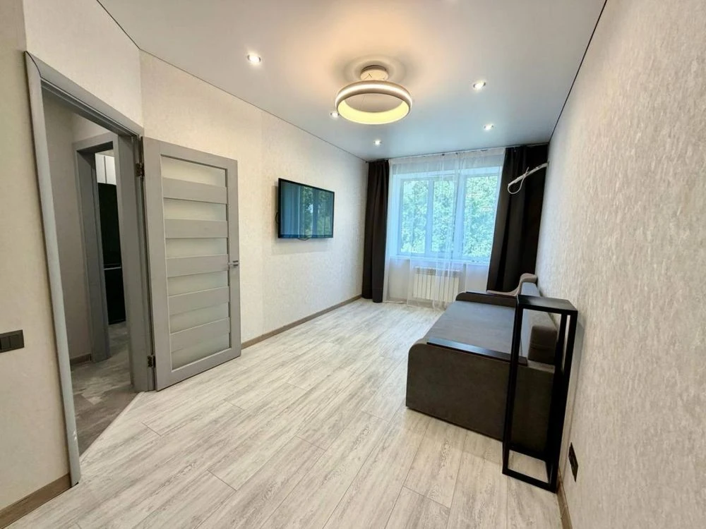 No Commission! Beautiful ONE-ROOM Apartment with Good Renovation