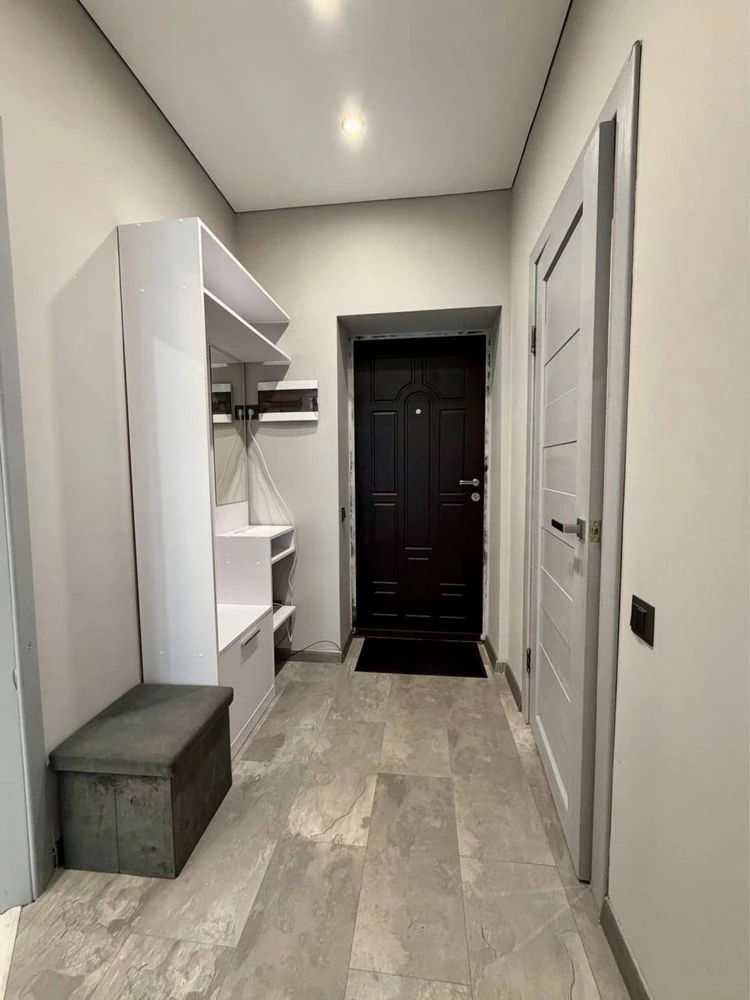 No Commission! Beautiful ONE-ROOM Apartment with Good Renovation
