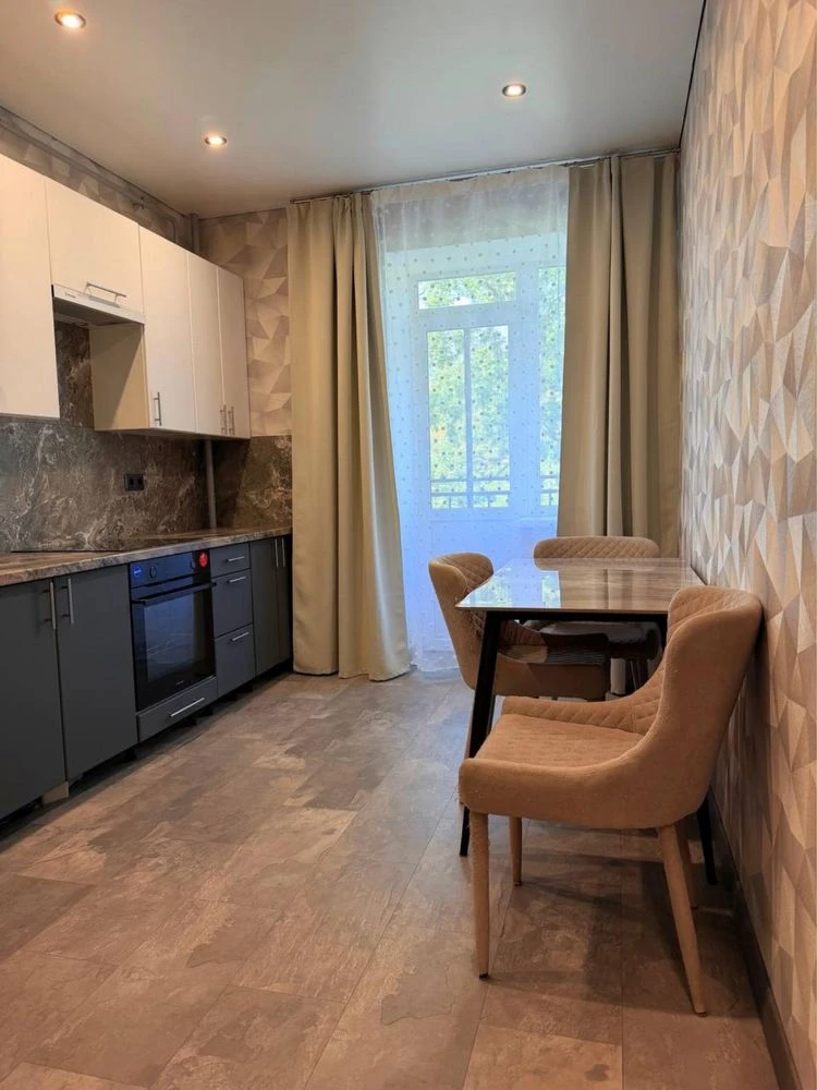 No Commission! Beautiful ONE-ROOM Apartment with Good Renovation