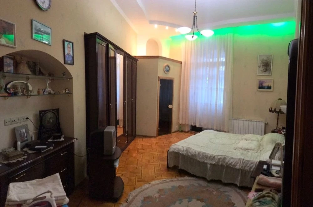 Квартира в Центрі, 4 кімнати (окремі) 107 м2.,вул.Просвіти