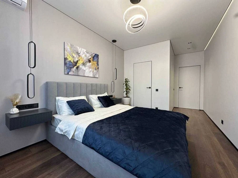 Euro 3-room apartment with designer renovation and furniture.