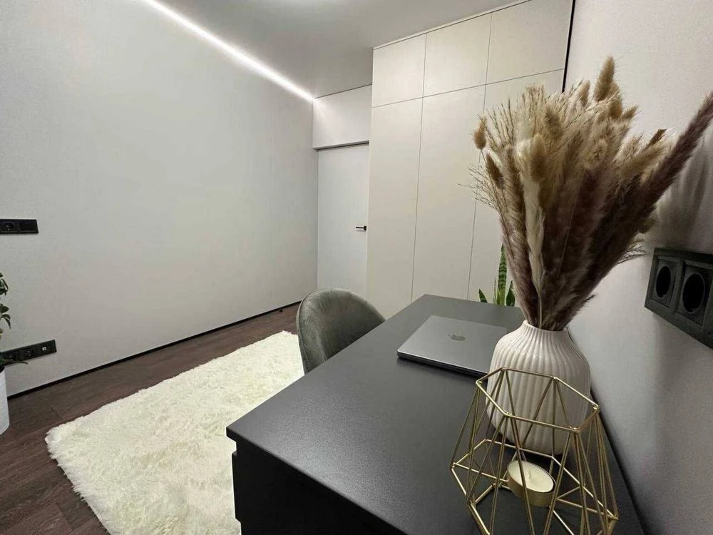 Euro 3-room apartment with designer renovation and furniture.