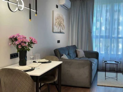 Euro 3-room apartment with designer renovation and furniture.