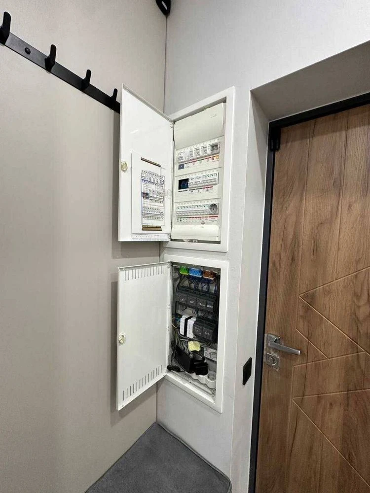 Euro 3-room apartment with designer renovation and furniture.